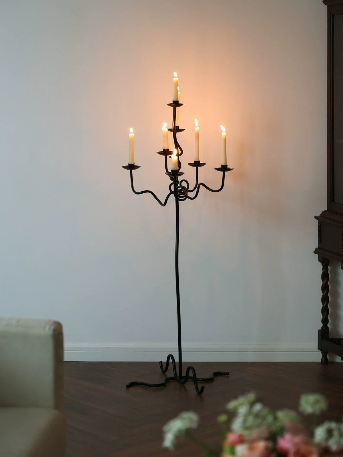 Candelabro de chão em ferro forjado à mão