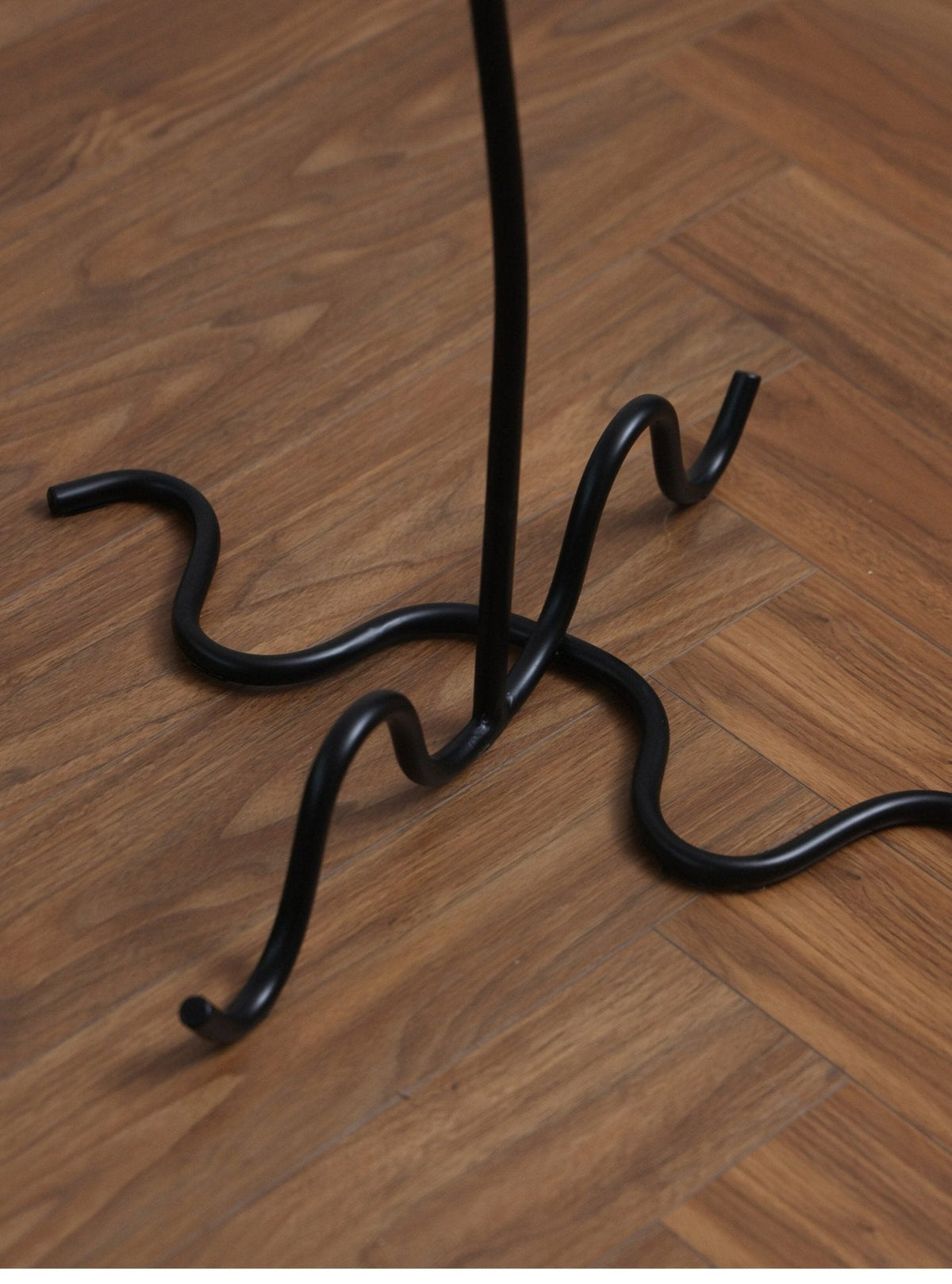 Candelabro de chão em ferro forjado à mão