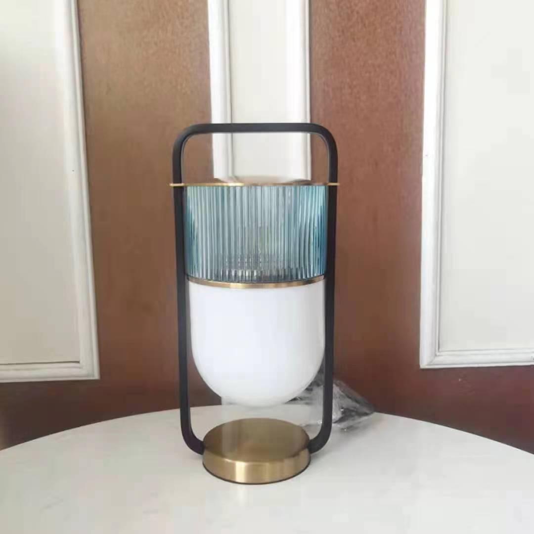 Candeeiro de mesa artístico Kiorven em vidro