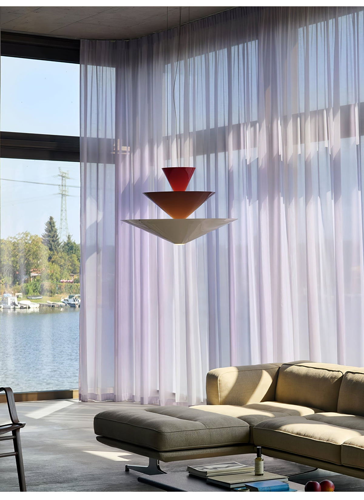Pyramia kerroksittainen väripalikkariippuvalaisin
