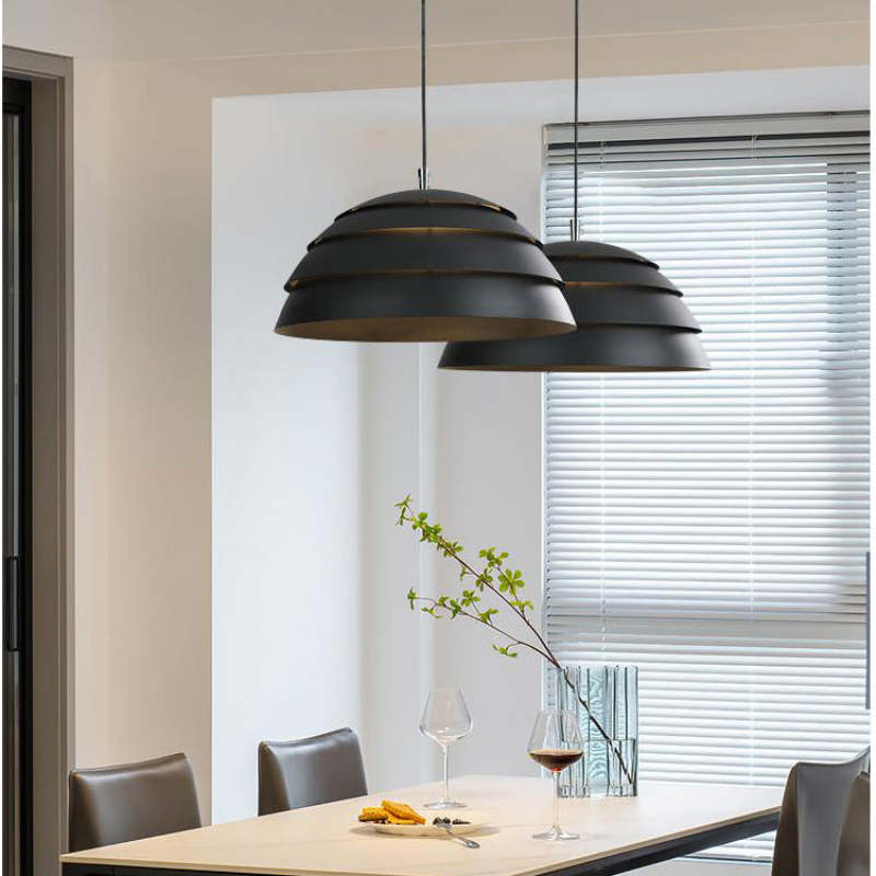 Arisha designad halvsfärisk pendellampa i metall, svart/vit