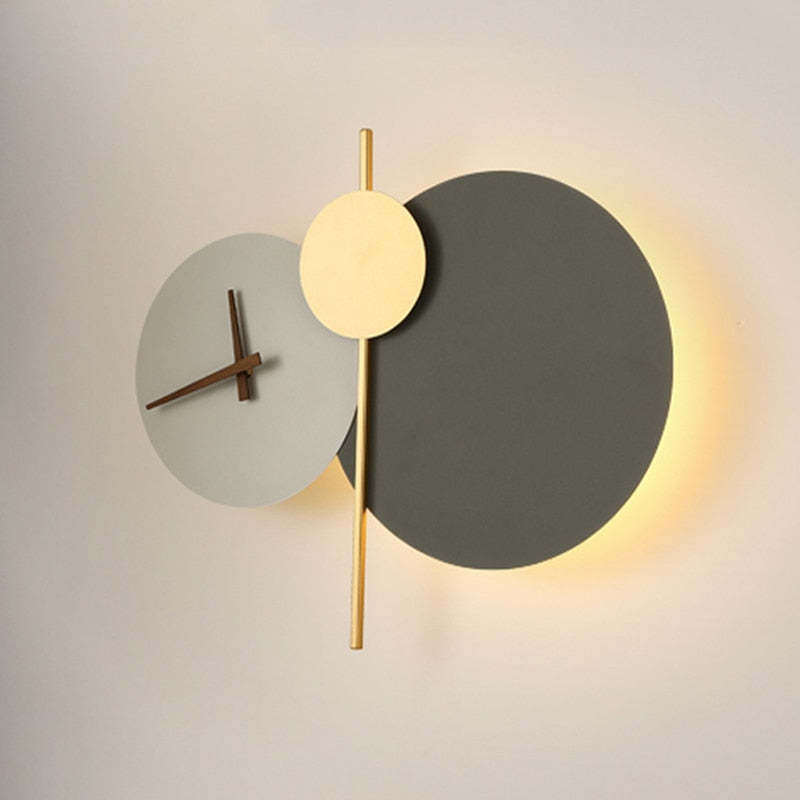 Arisha moderni metallinen seinävalaisin kellotaululla, LED-valo, makuuhuone
