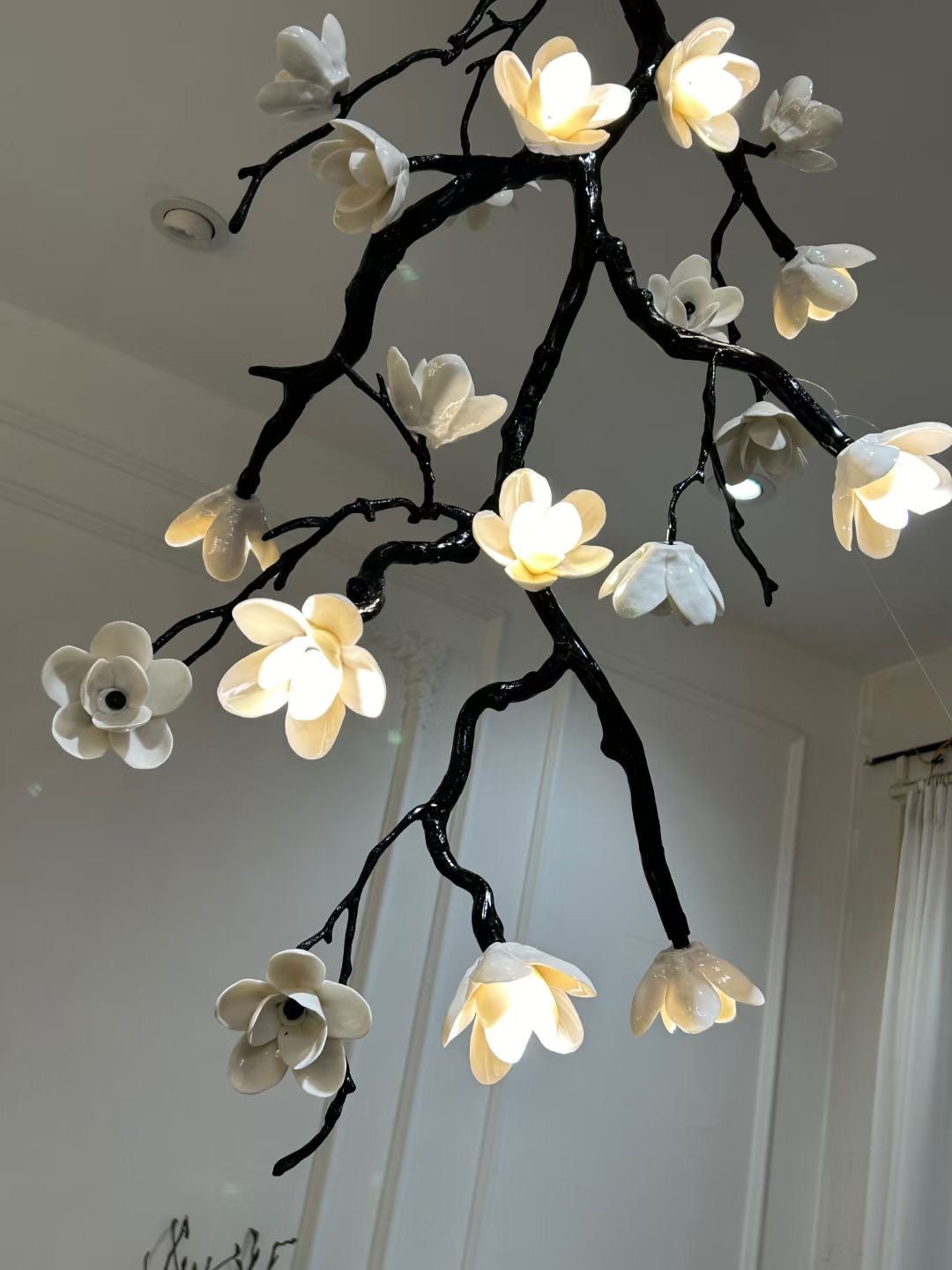 Rae lysekrone med sorte grene og blomster