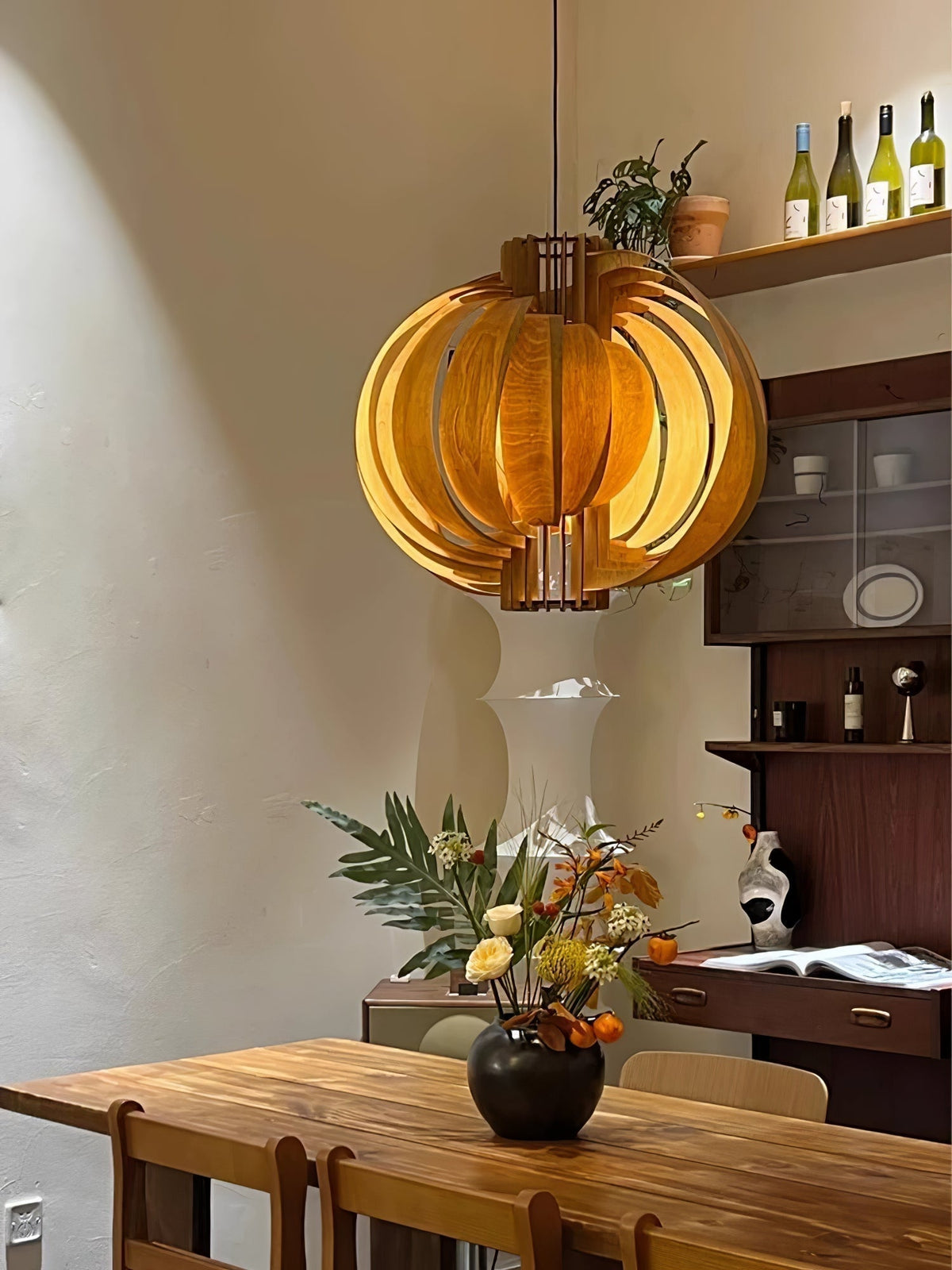 Candeeiro suspenso de madeira com aro elegante premium Ivraeus