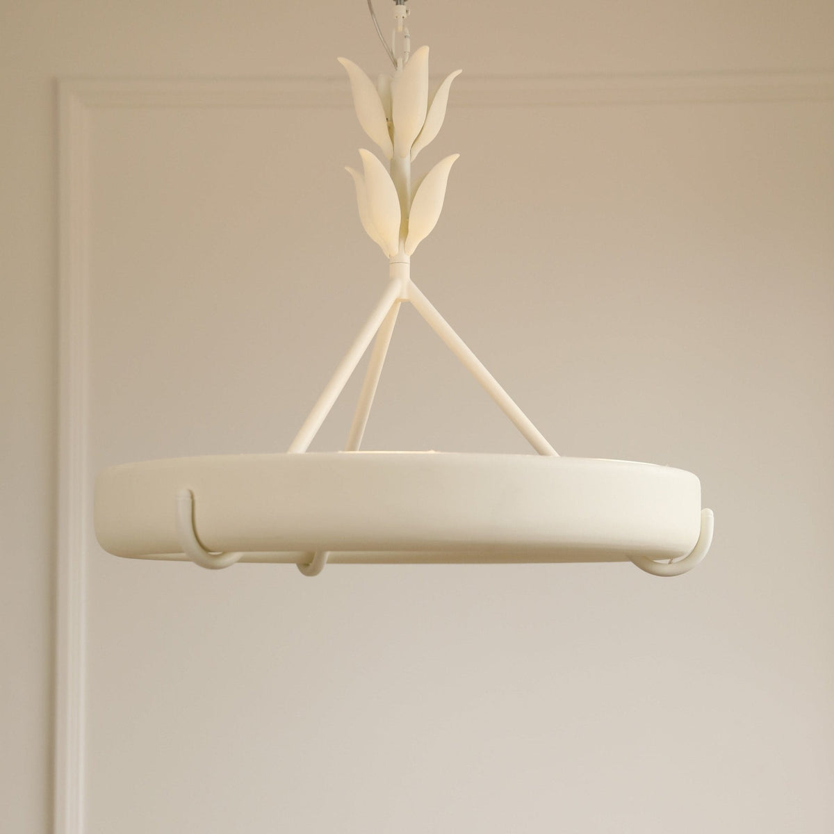 Eixor lysekrone i hvidt gips med blomstermotiv, minimalistisk