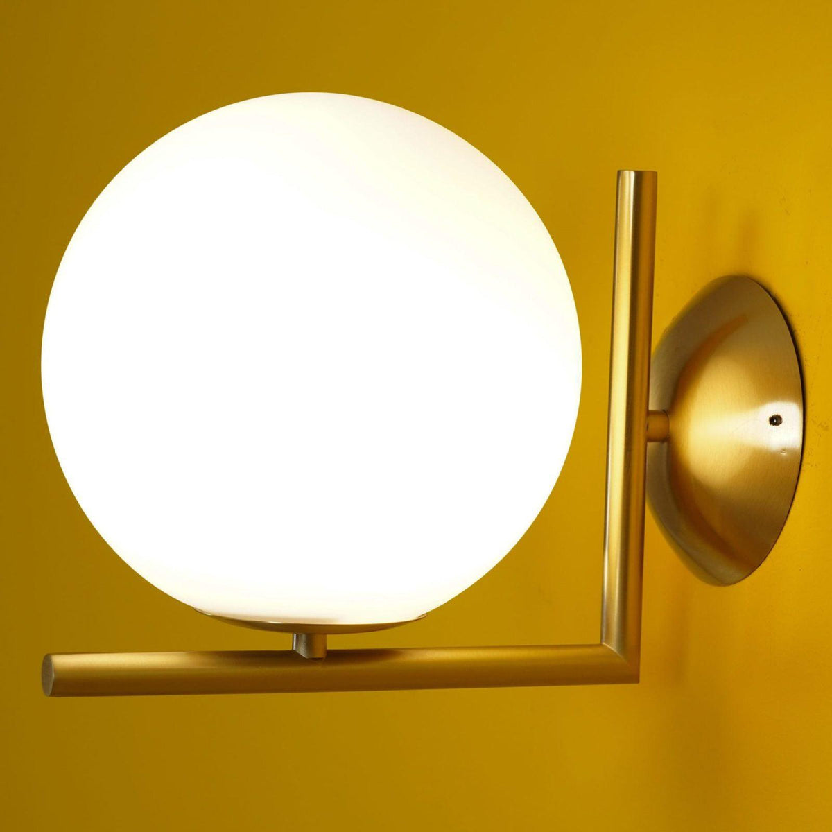Candeeiro de parede Joanna moderno, minimalista, em vidro opalino soprado