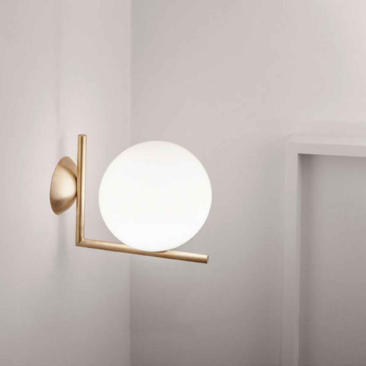 Candeeiro de parede Joanna moderno, minimalista, em vidro opalino soprado