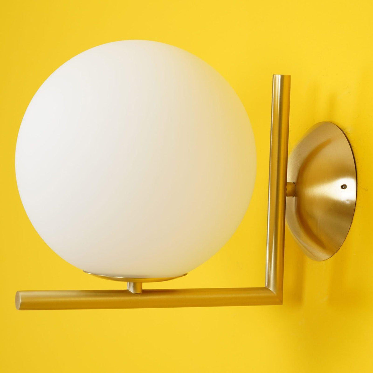 Candeeiro de parede Joanna moderno, minimalista, em vidro opalino soprado