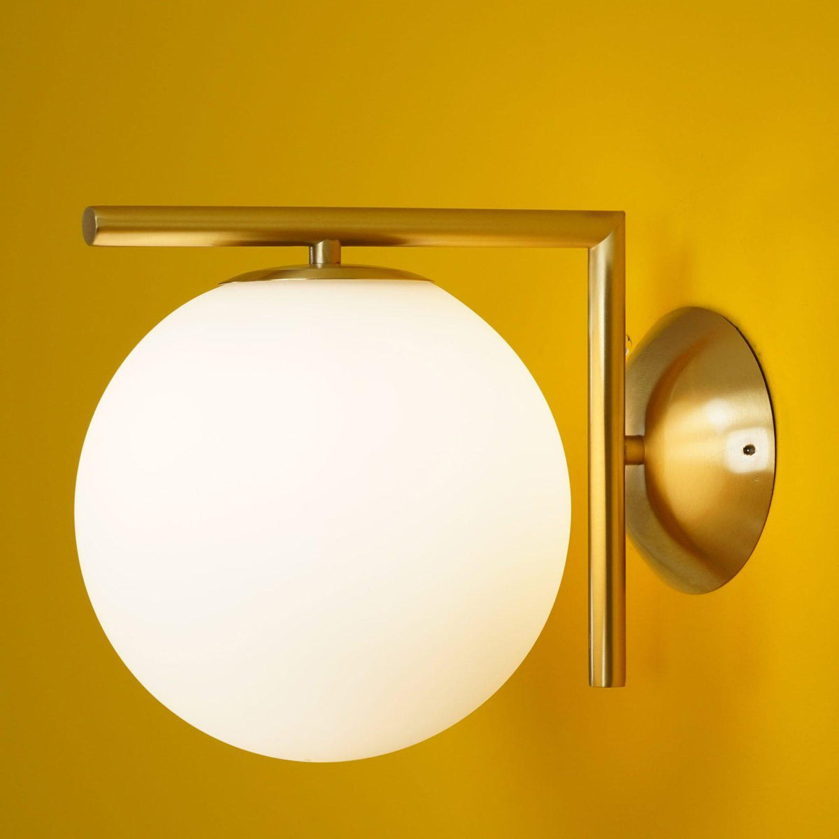Candeeiro de parede Joanna moderno, minimalista, em vidro opalino soprado