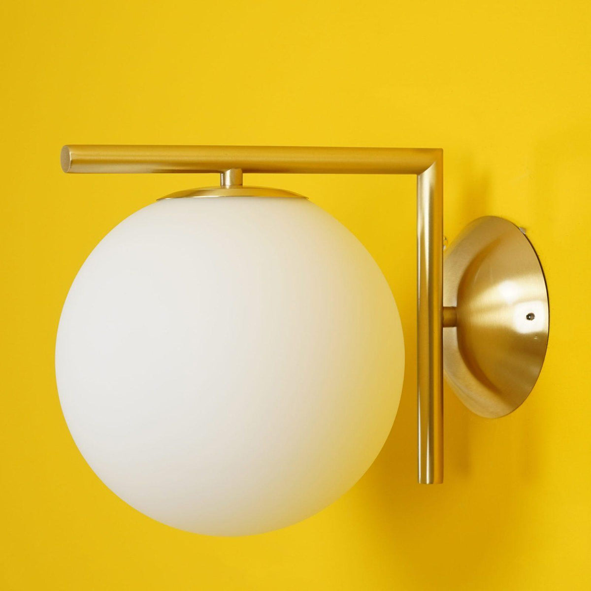 Candeeiro de parede Joanna moderno, minimalista, em vidro opalino soprado