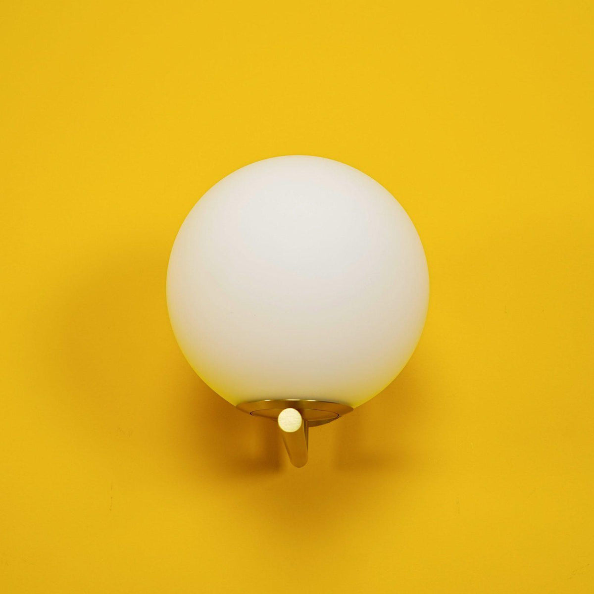 Candeeiro de parede Joanna moderno, minimalista, em vidro opalino soprado