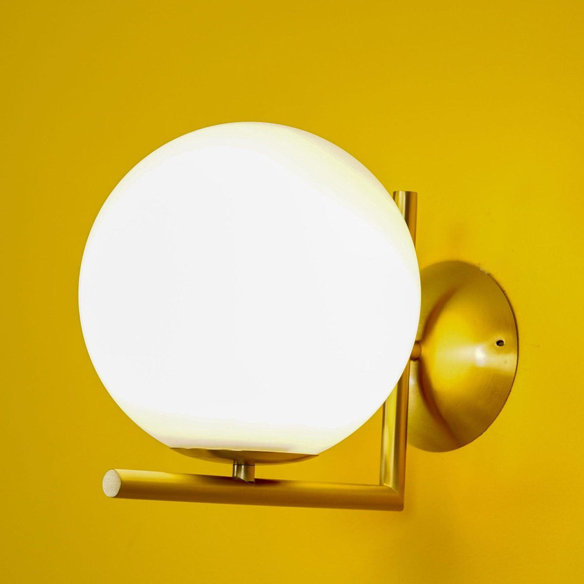 Candeeiro de parede Joanna moderno, minimalista, em vidro opalino soprado
