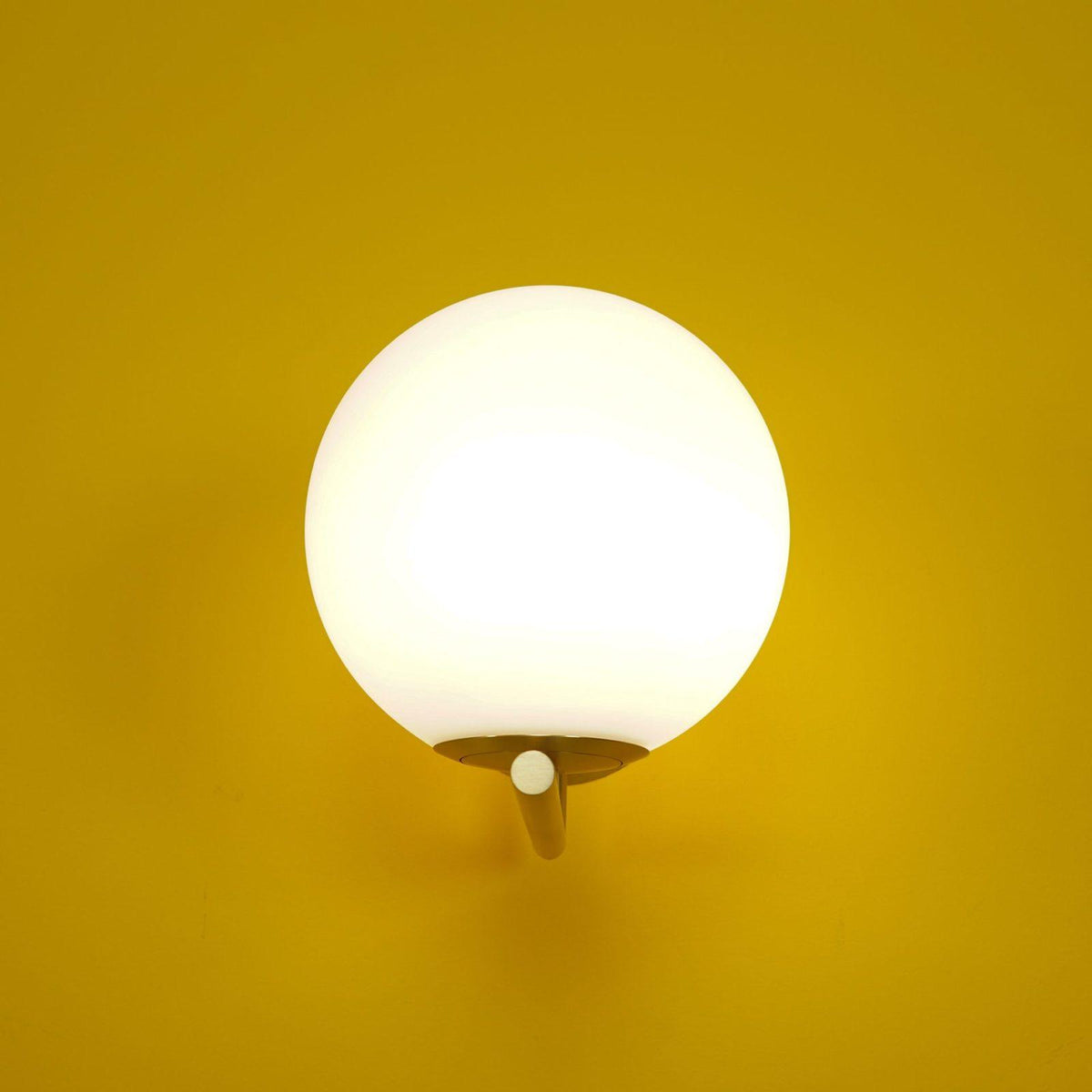 Candeeiro de parede Joanna moderno, minimalista, em vidro opalino soprado