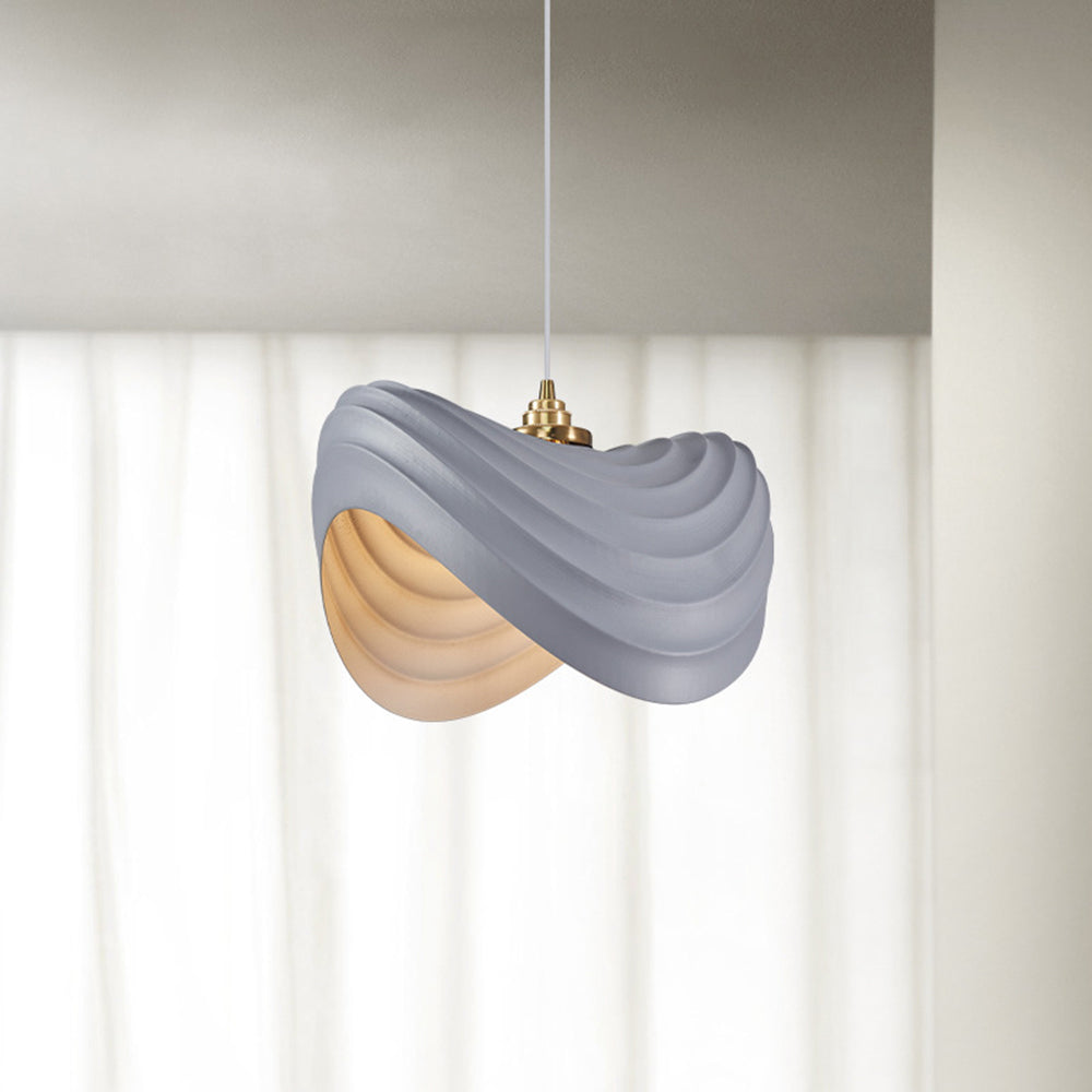 Ritta wabi-sabi-minimalistinen aaltomainen riippuvalaisin, hartsia ja metallia