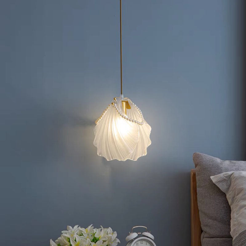 Kristy art déco-pendellampa i metall och pärlemorskal, vit