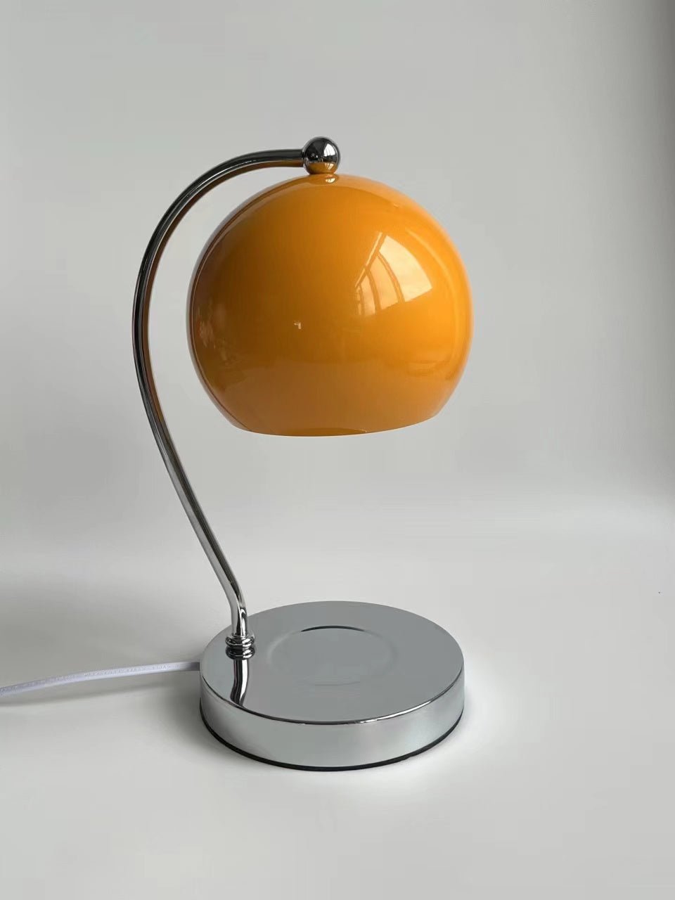 Zephyrce bordslampa i midcentury-modern stil