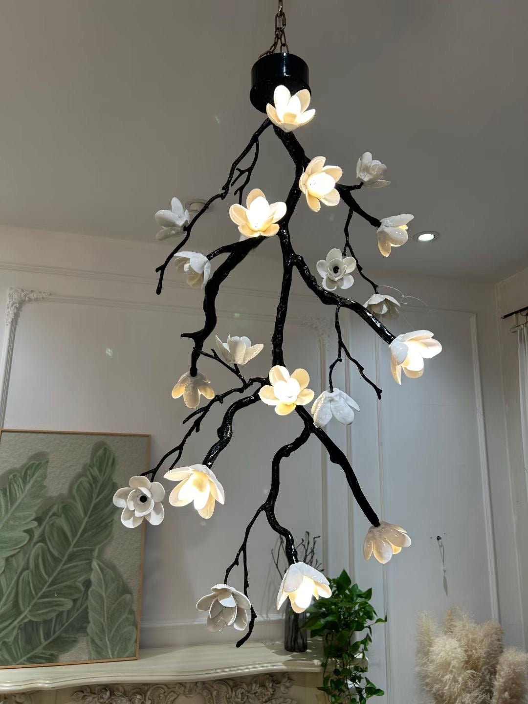 Rae lysekrone med sorte grene og blomster