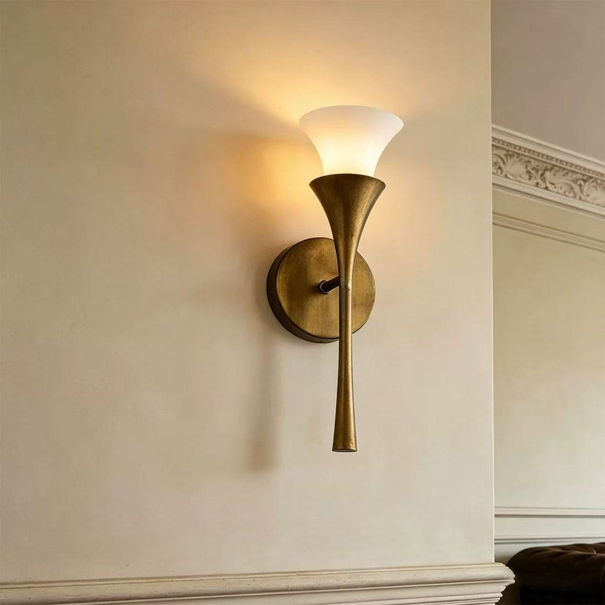 Solalette vägglampa i mässing med dubbla koner