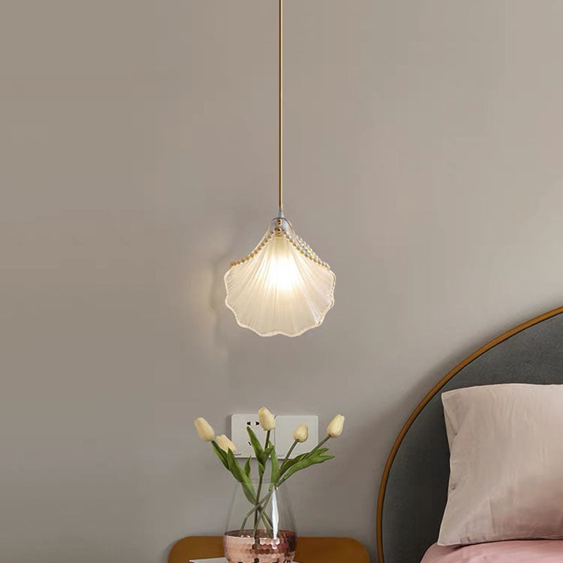 Kristy art déco-pendellampa i metall och pärlemorskal, vit