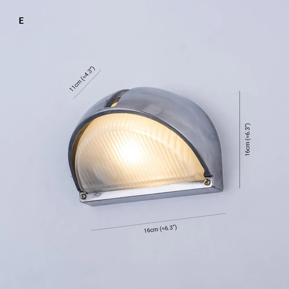 Wyre-geometrinen moderni metallinen ja lasinen ulkoseinävalaisin