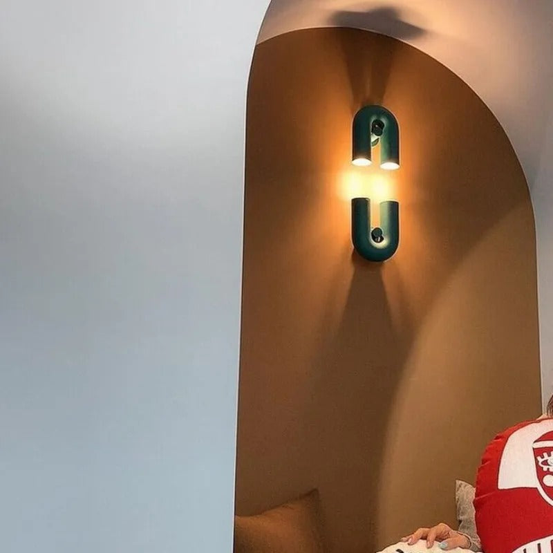 Arisha U-muotoiltu LED-metalliseinävalaisin, musta/sininen/harmaa/punainen, makuuhuoneeseen