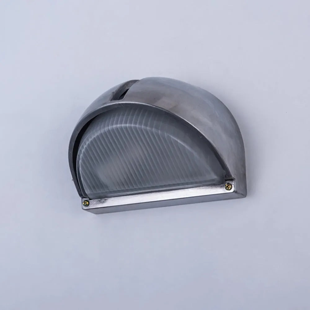 Wyre-geometrinen moderni metallinen ja lasinen ulkoseinävalaisin