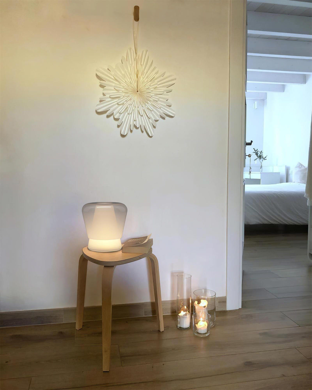 Aurnoril bordlampe i røgfarvet glas