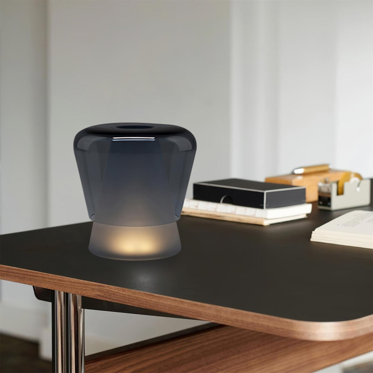 Aurnoril bordlampe i røgfarvet glas