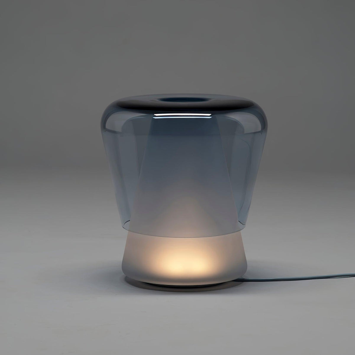 Aurnoril bordlampe i røgfarvet glas