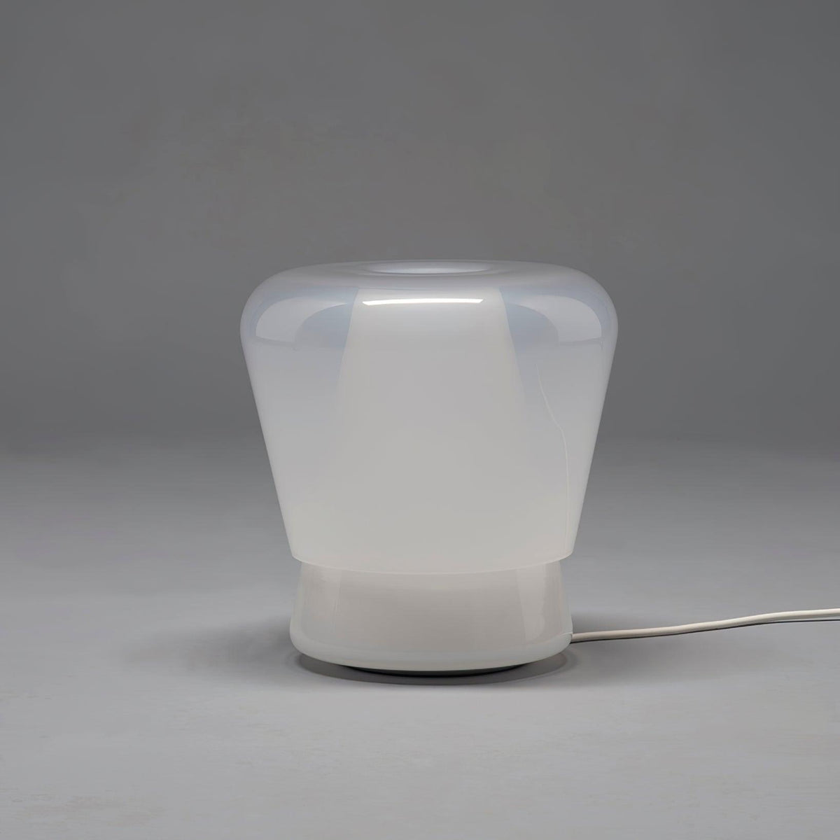 Aurnoril bordlampe i røgfarvet glas