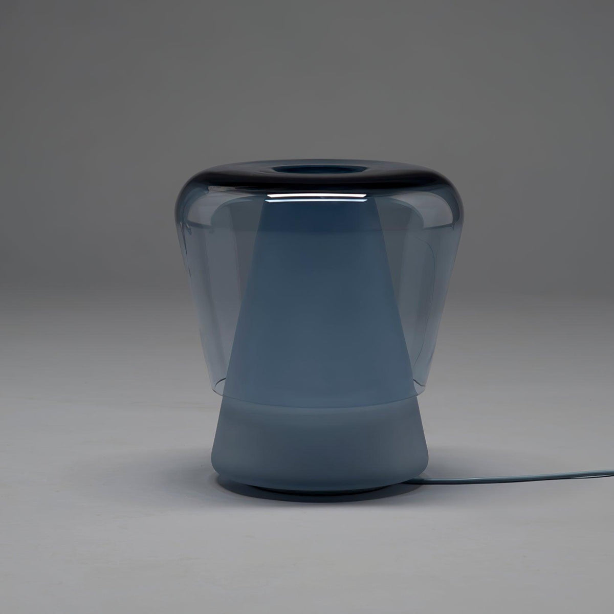 Aurnoril bordlampe i røgfarvet glas