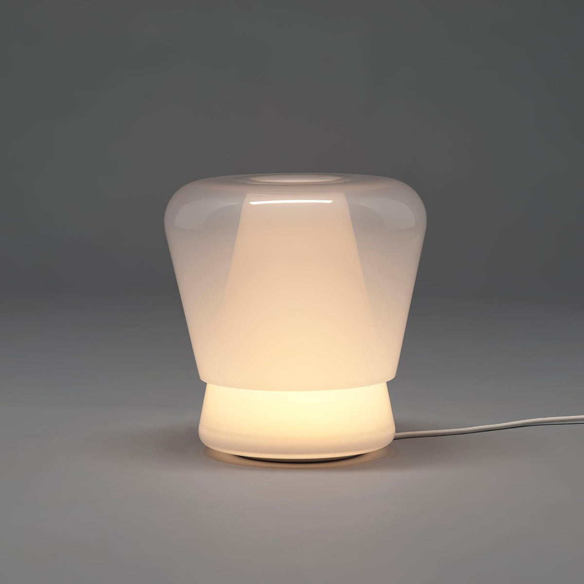 Aurnoril bordlampe i røgfarvet glas