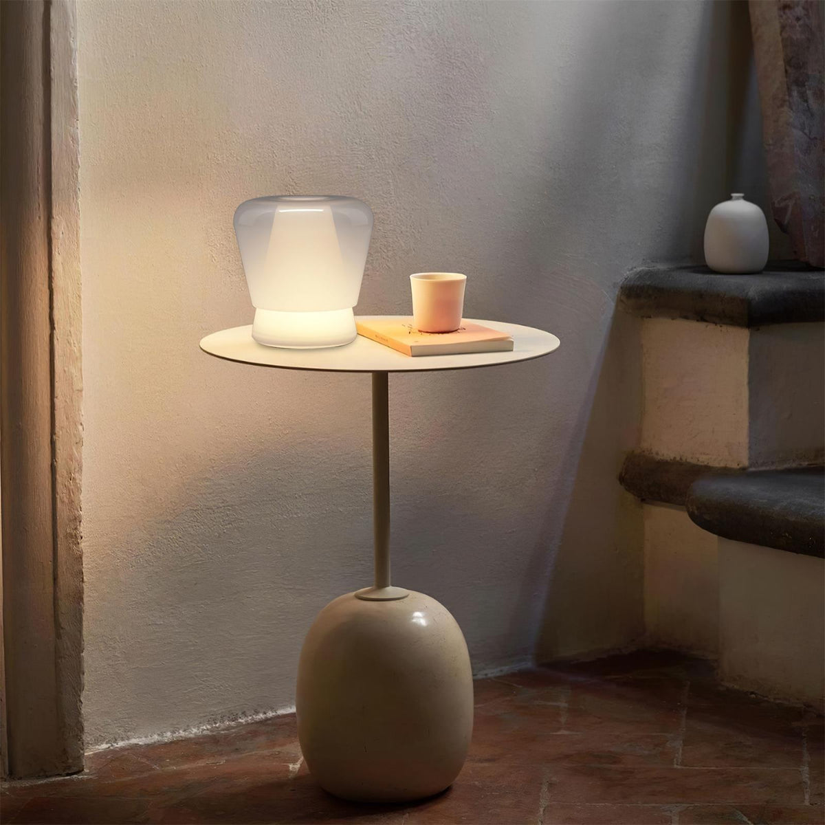 Aurnoril bordlampe i røgfarvet glas