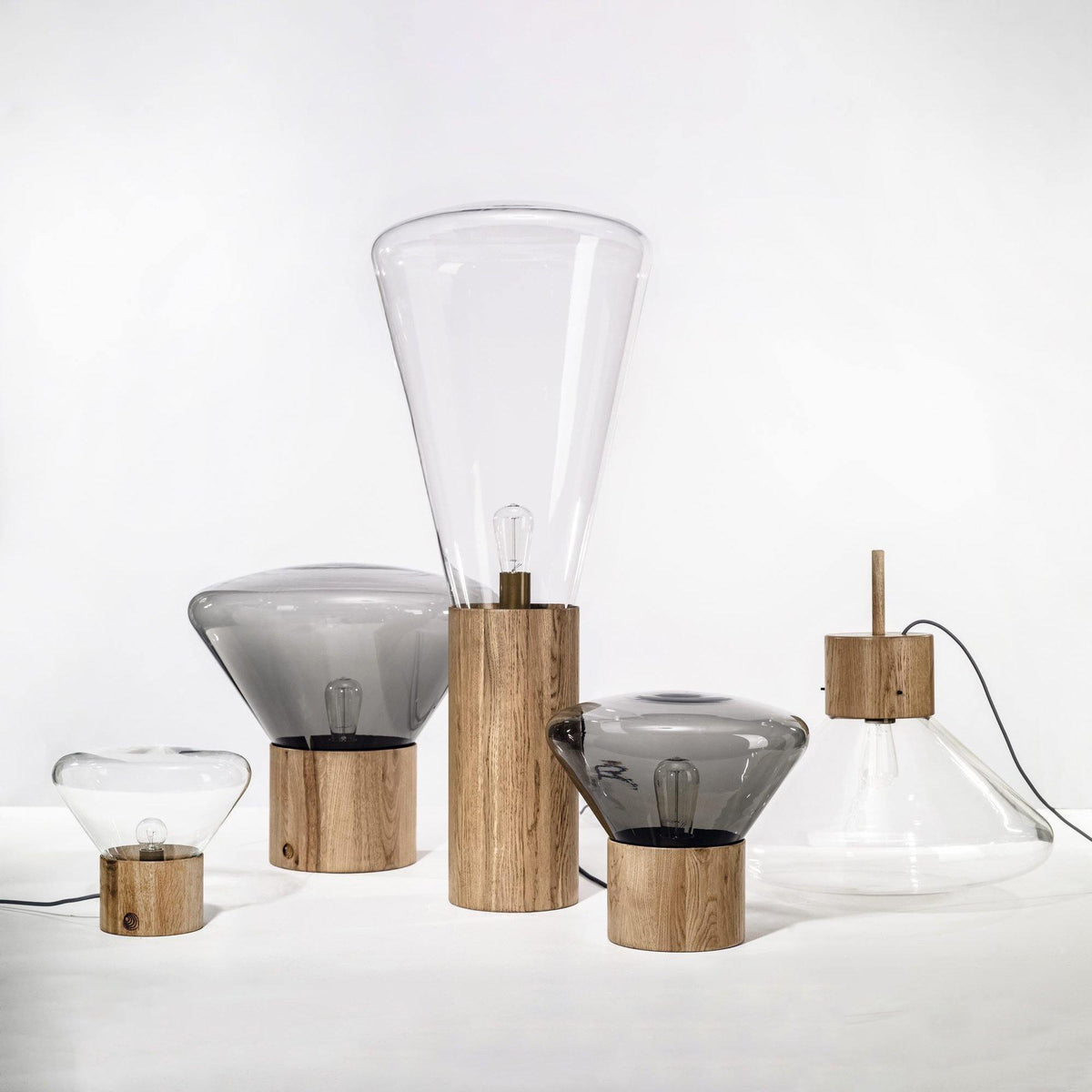 Candeeiro de mesa minimalista em madeira Sylirella