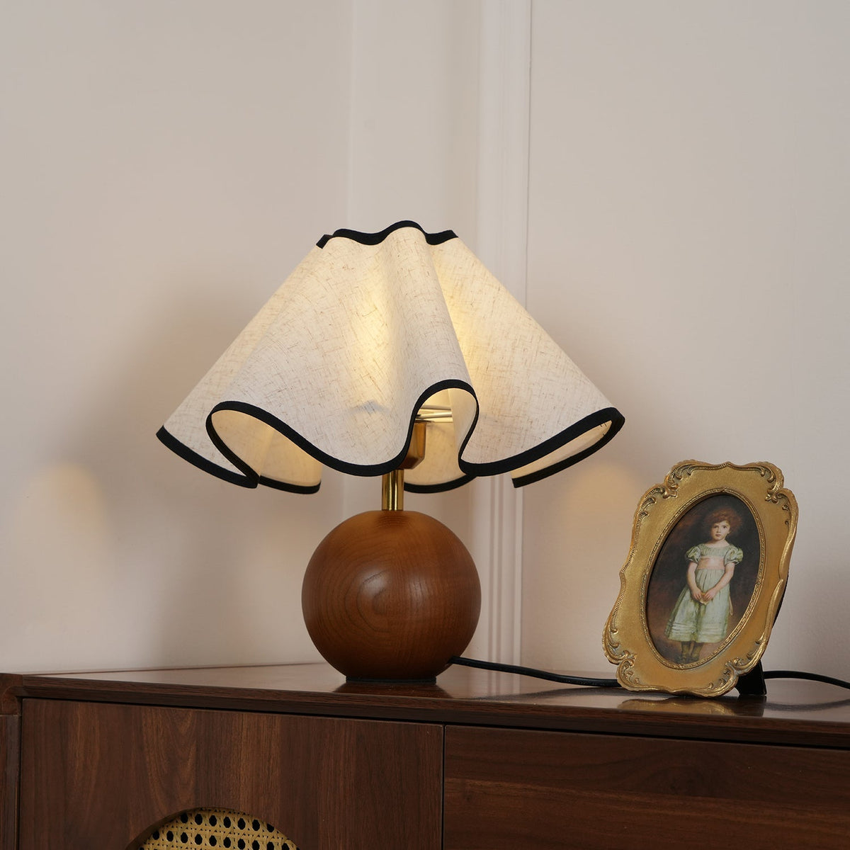 Kalion bordslampa i trä och tyg