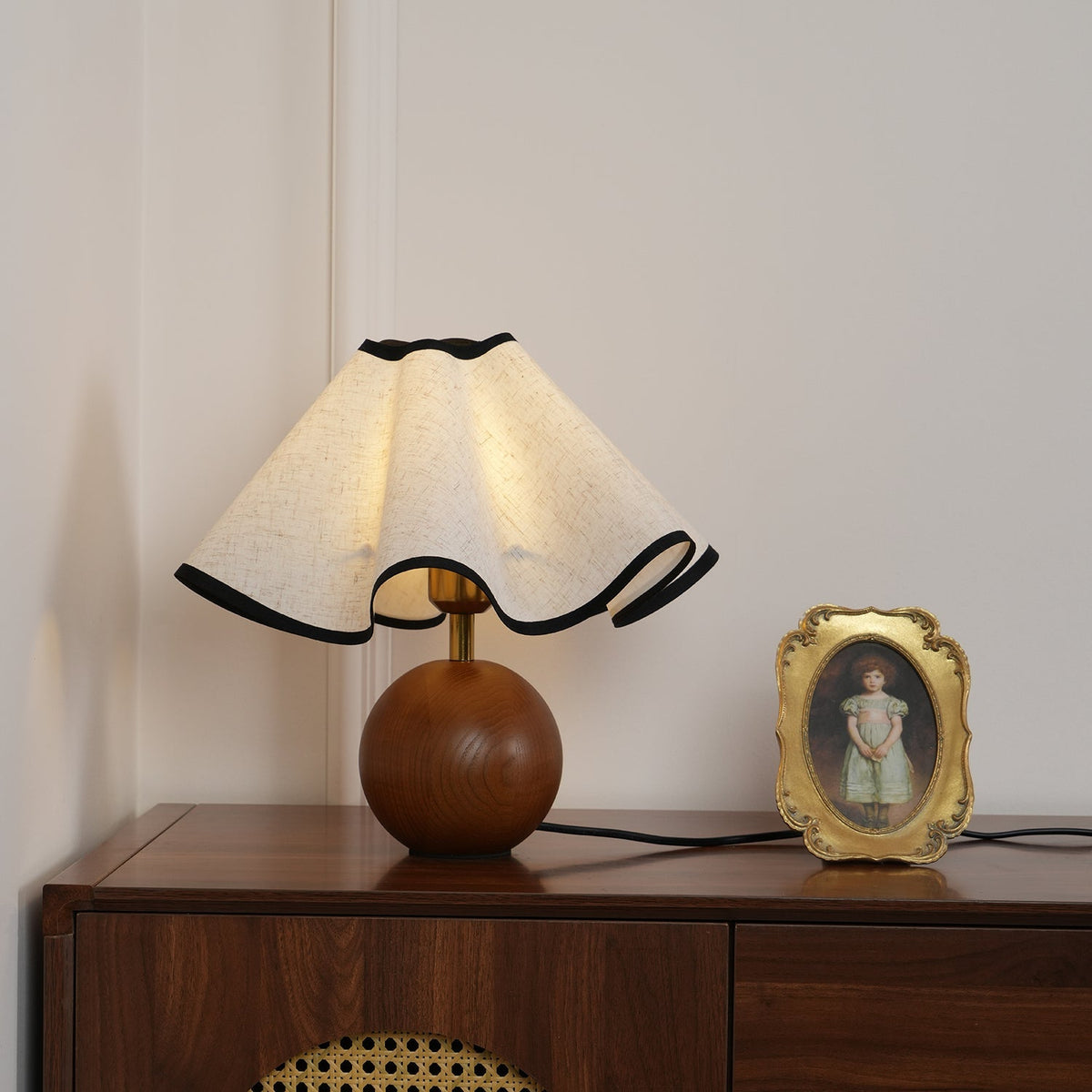 Kalion bordslampa i trä och tyg